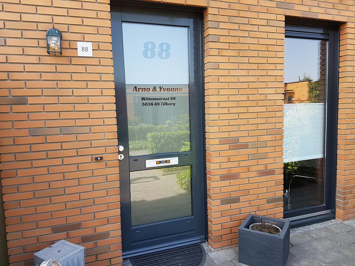 raamfolie met naam uitgesneden op voordeur