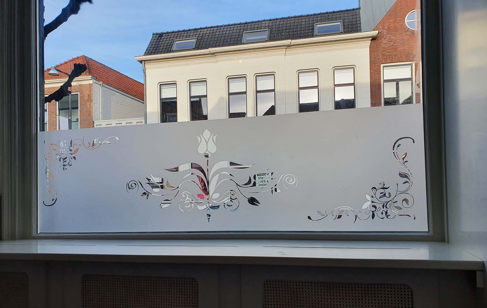 Op maat gemaakte raamfolie voor meer privacy in de keuken