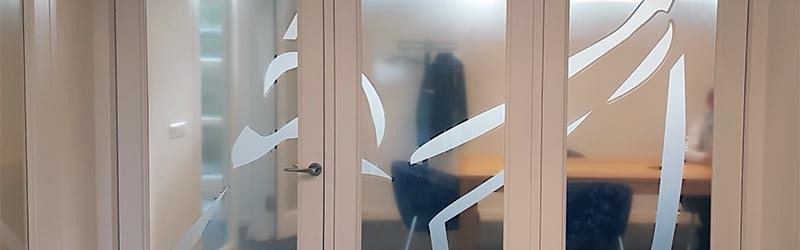 semi-transparante-raamfolie-met-log_20171017-210013_1