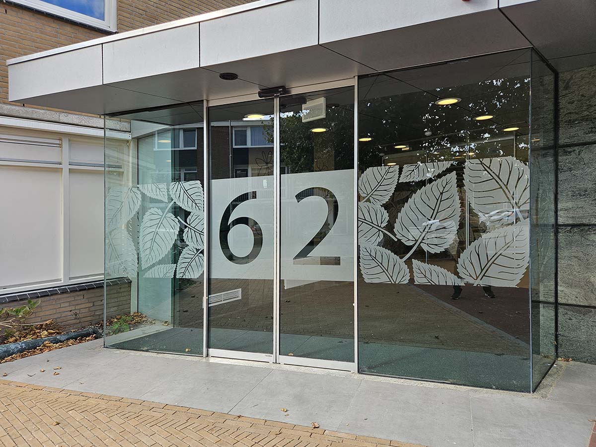 entree schuifdeuren met raamfolie bladmotief