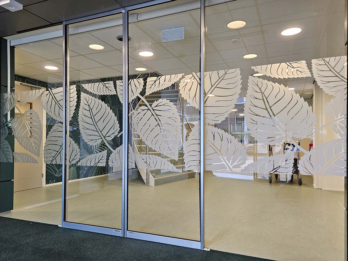 Raamfolie met bladpatroon zorgt voor rust en veiligheid