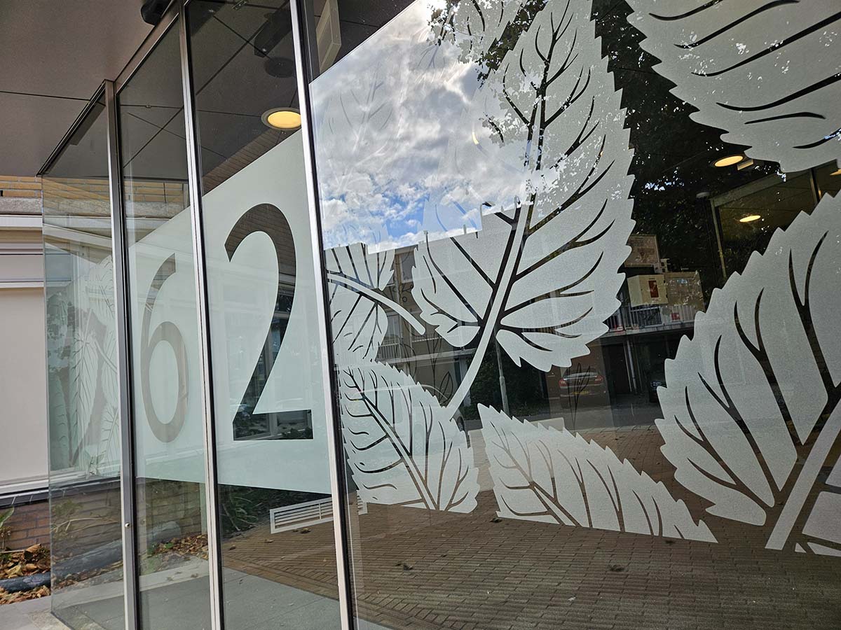 raamfolie entree met bladmotief