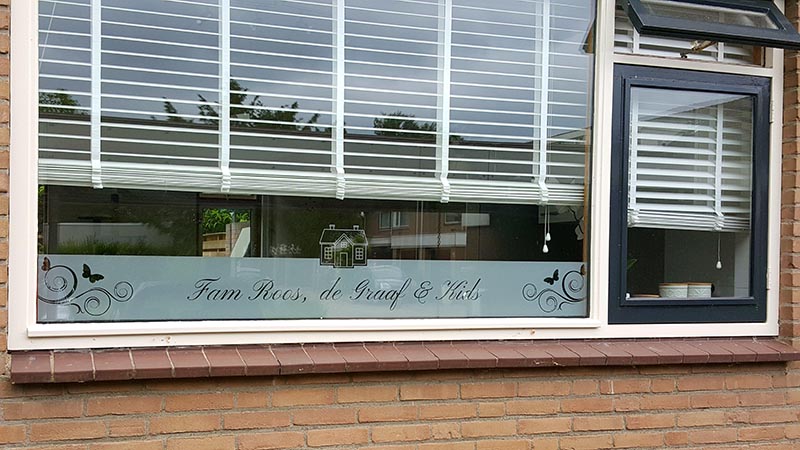 Horizontale raamfolie met naam en vlinders