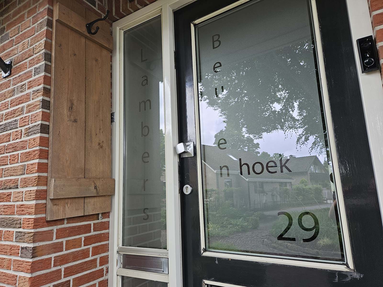 Op maat gemaakte statische raamfolie met eigen naam en huisnummer