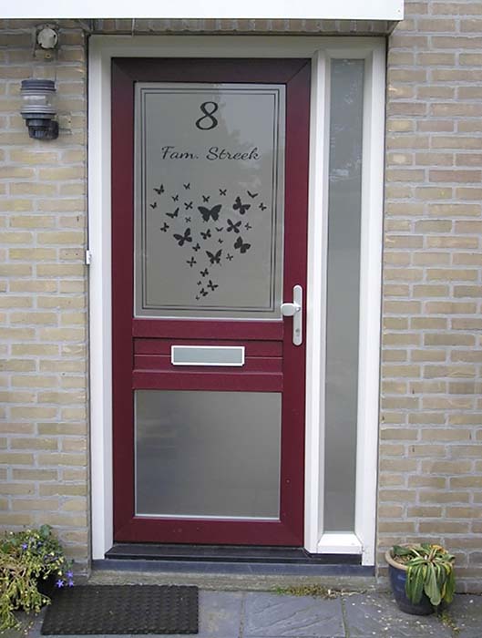 Statische raamfolie voordeur met naam en huisnummer op maat gemaakt