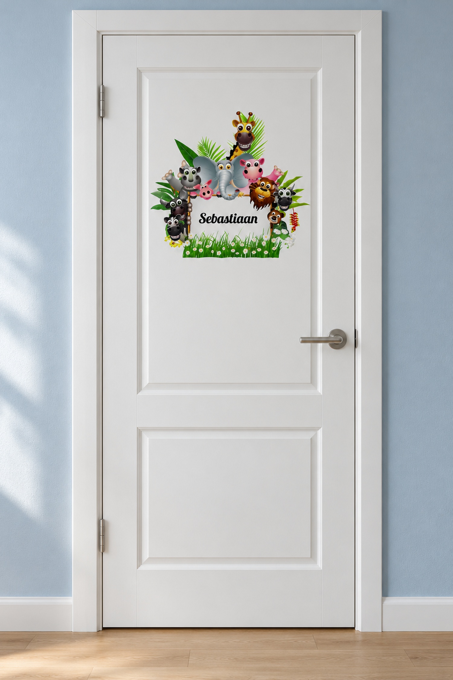 Jungle deursticker met de naam Sebastiaan op een witte kinderkamerdeur met zilverkleurige klink