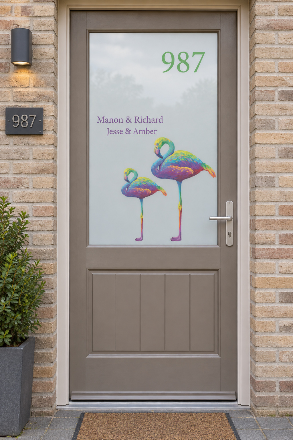 Voordeur met bedrukte matglasfolie flamingo huisnummer en namen, frontaal aanzicht.