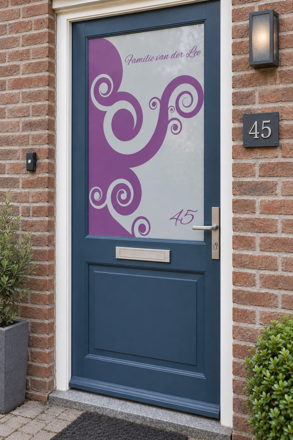 Voordeur met bedrukte matglasfolie gekleurde krullen en huisnummer, licht schuin aanzicht.