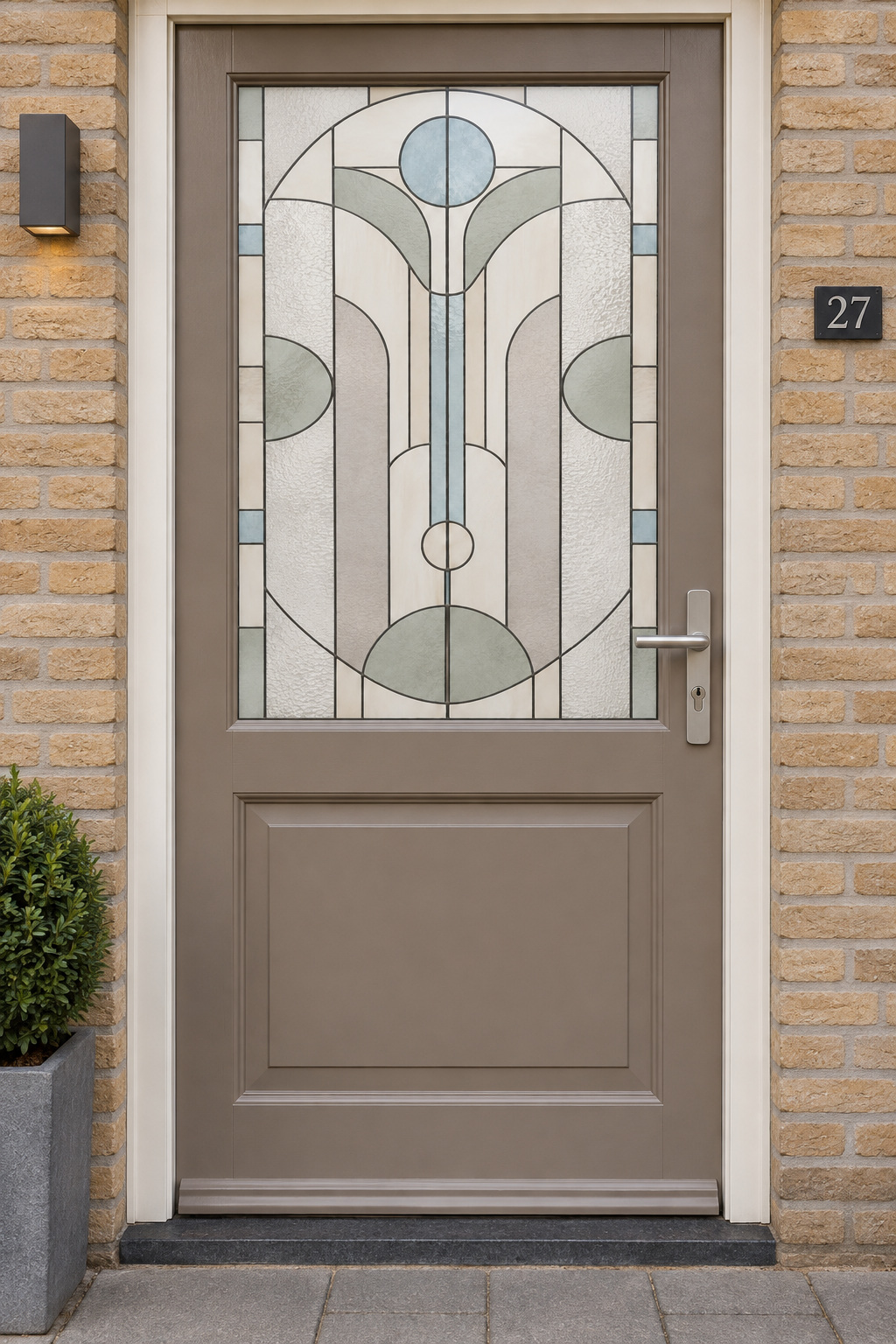 Voordeur met bedrukte matglasfolie geometrisch art deco patroon in naturel en blauw, frontaal aanzicht.