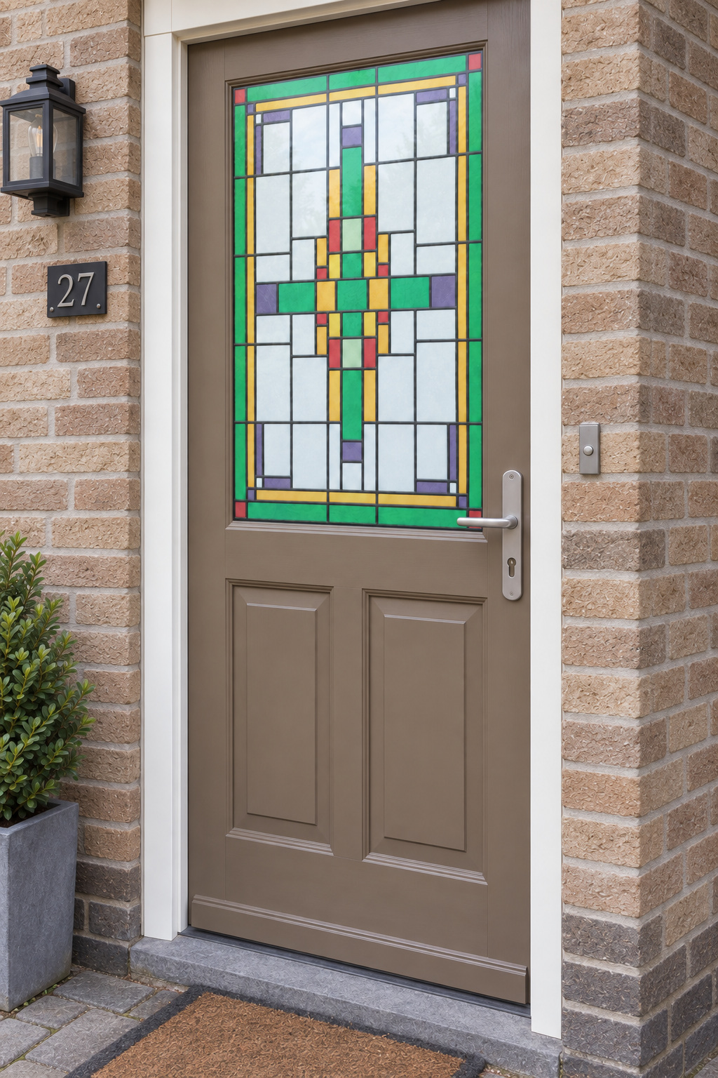 Voordeur met bedrukte matglasfolie geometrisch glas in lood in groen en geel, licht schuin aanzicht.