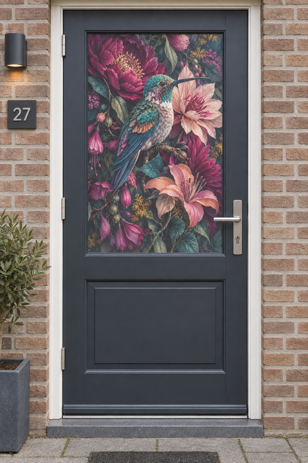 Voordeur met bedrukte matglasfolie kolibrie en bloemen – donker bloemendesign, frontaal aanzicht.
