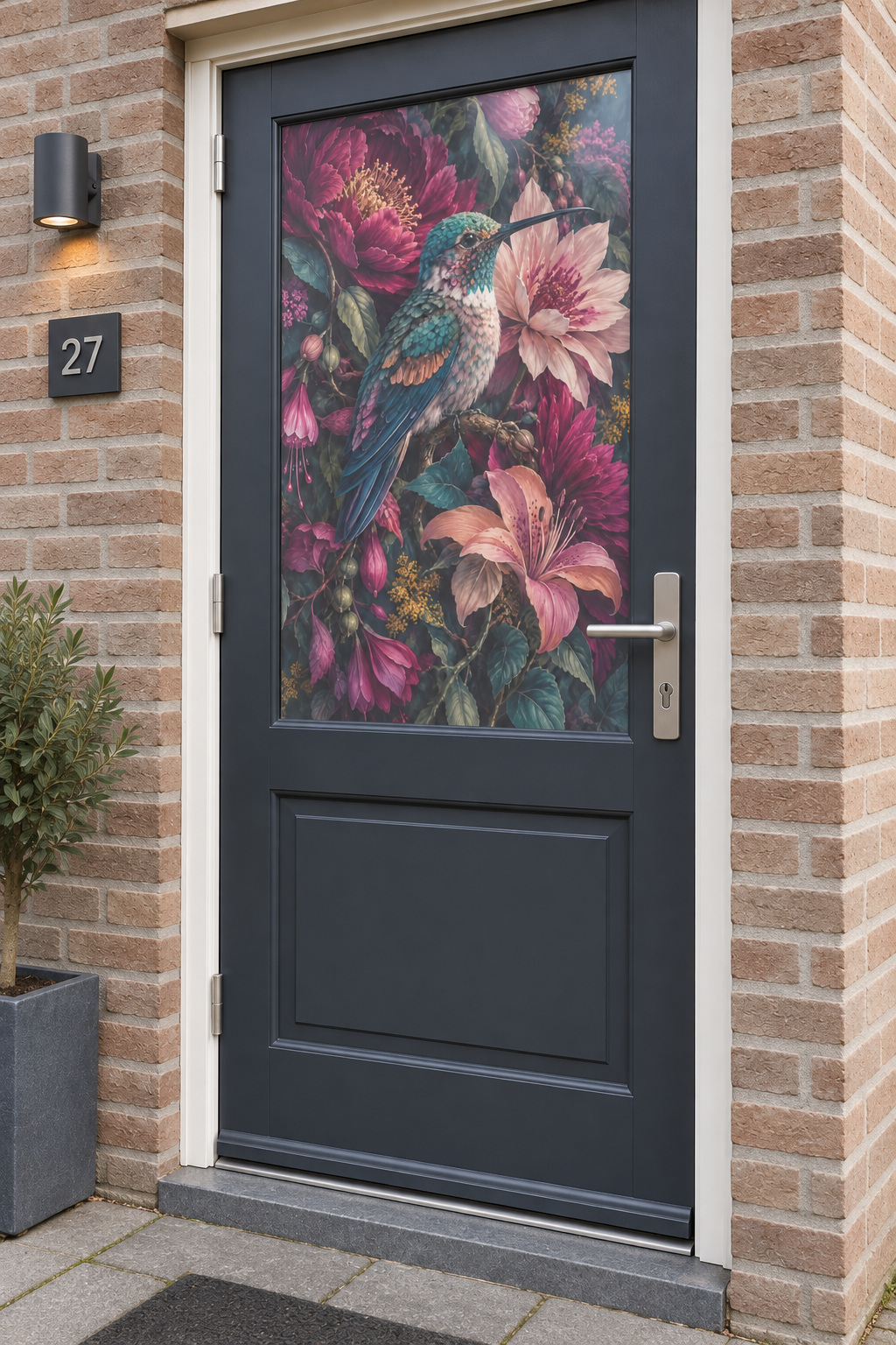 Voordeur met bedrukte matglasfolie kolibrie en bloemen – donker bloemendesign, licht schuin aanzicht.