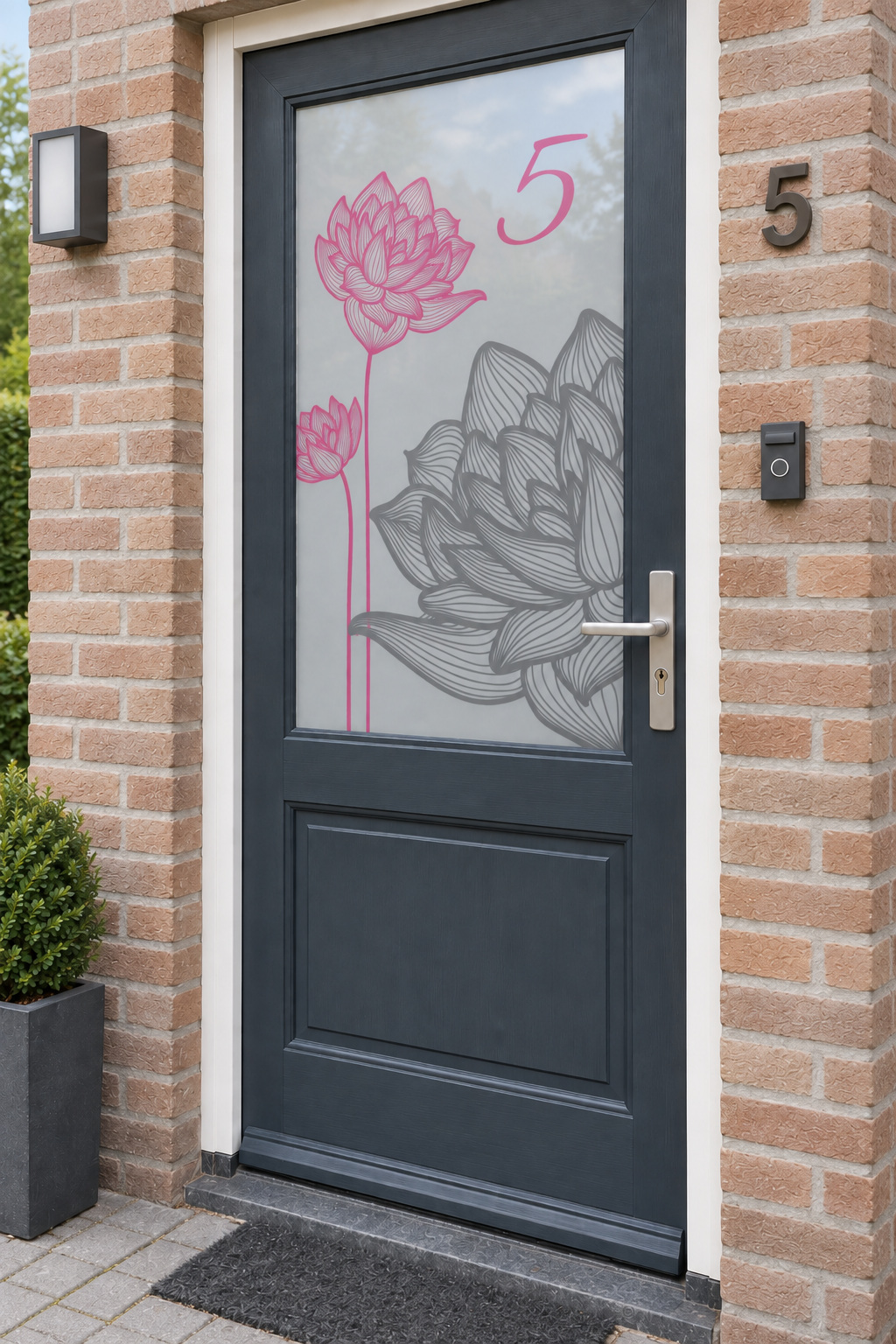 Voordeur met bedrukte matglasfolie mooie gekleurde rozen, licht schuin aanzicht.