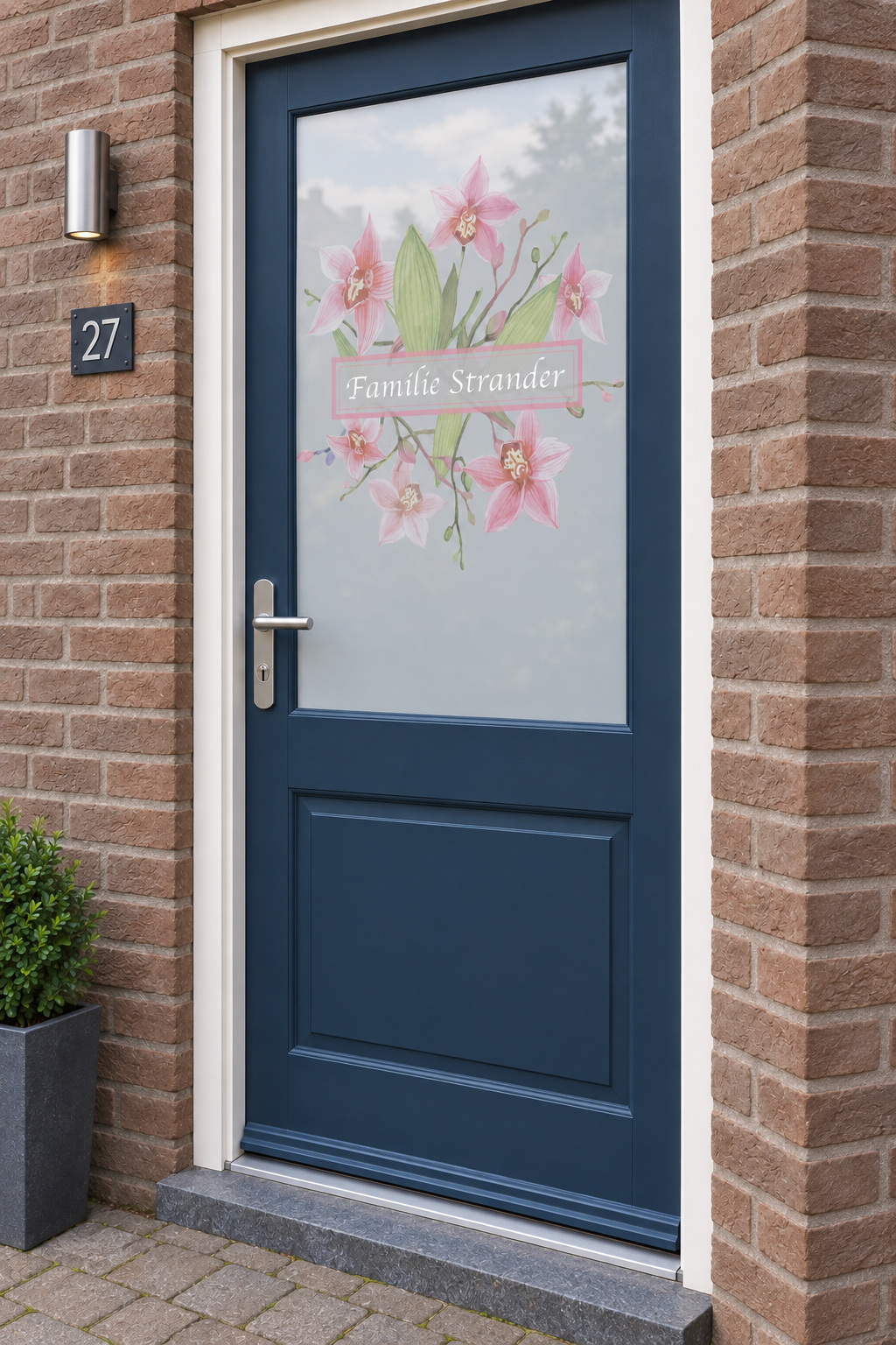 Voordeur met bedrukte matglasfolie orchideeën en familienaam, licht schuin aanzicht.