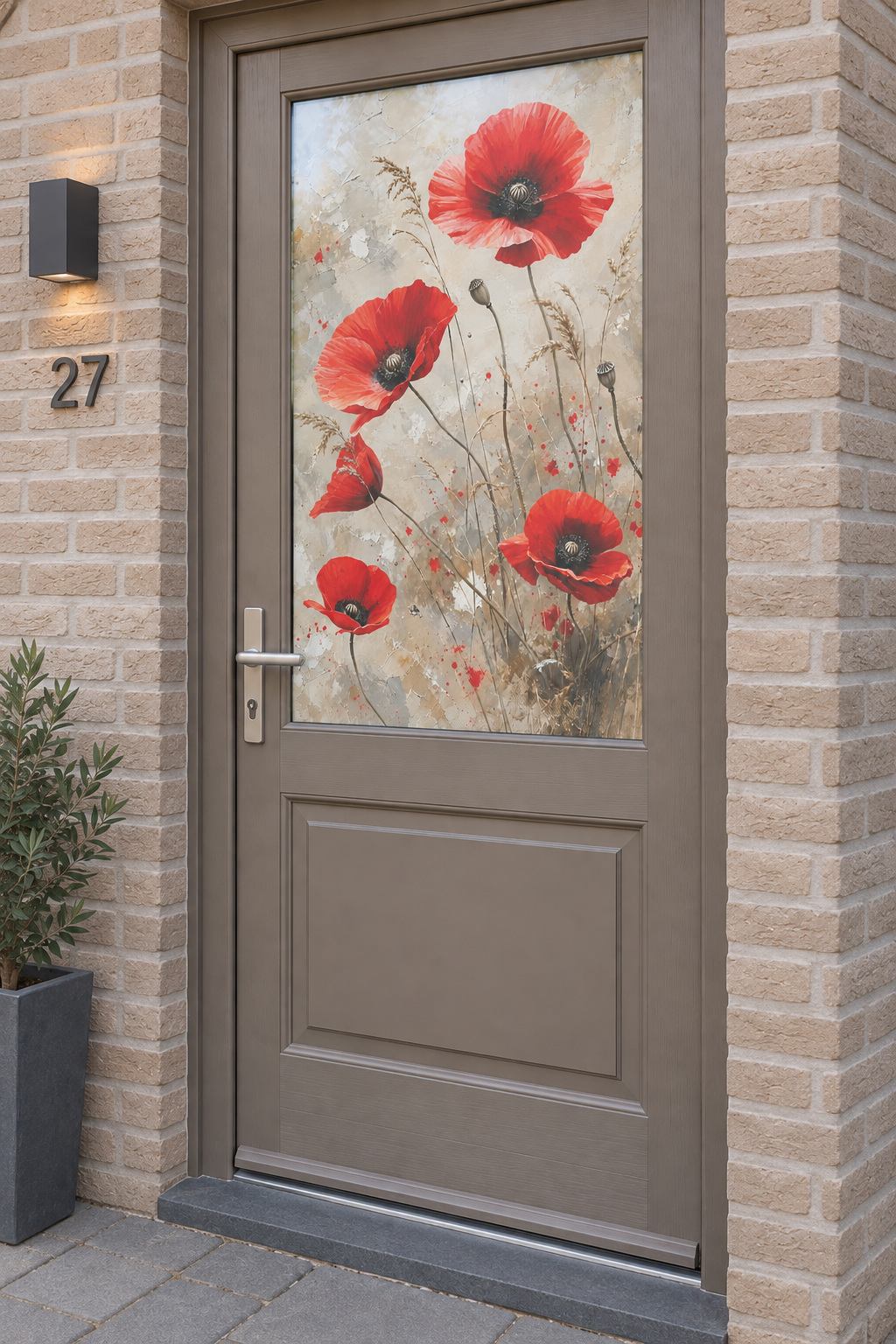 Voordeur met bedrukte matglasfolie rode klaprozen op beige achtergrond, licht schuin aanzicht.