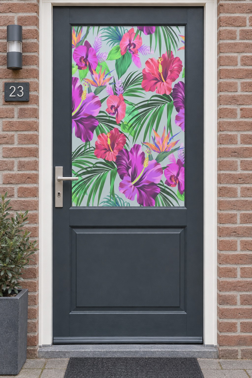 Voordeur met bedrukte matglasfolie tropische bloemen, frontaal aanzicht.