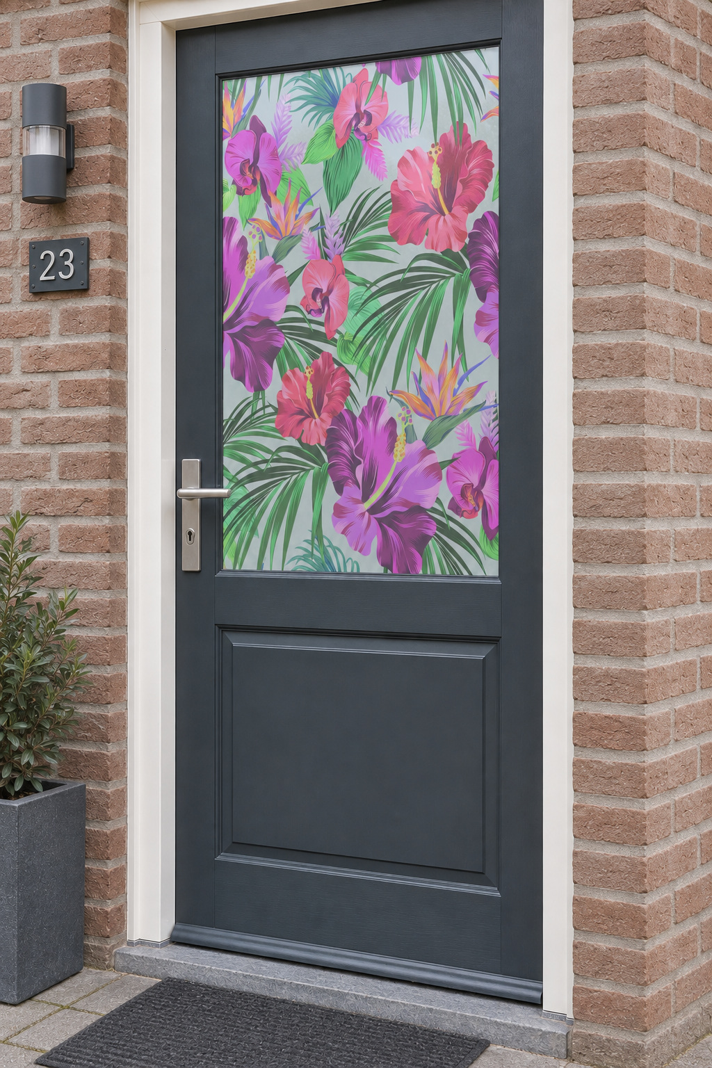 Voordeur met bedrukte matglasfolie tropische bloemen, licht schuin aanzicht.