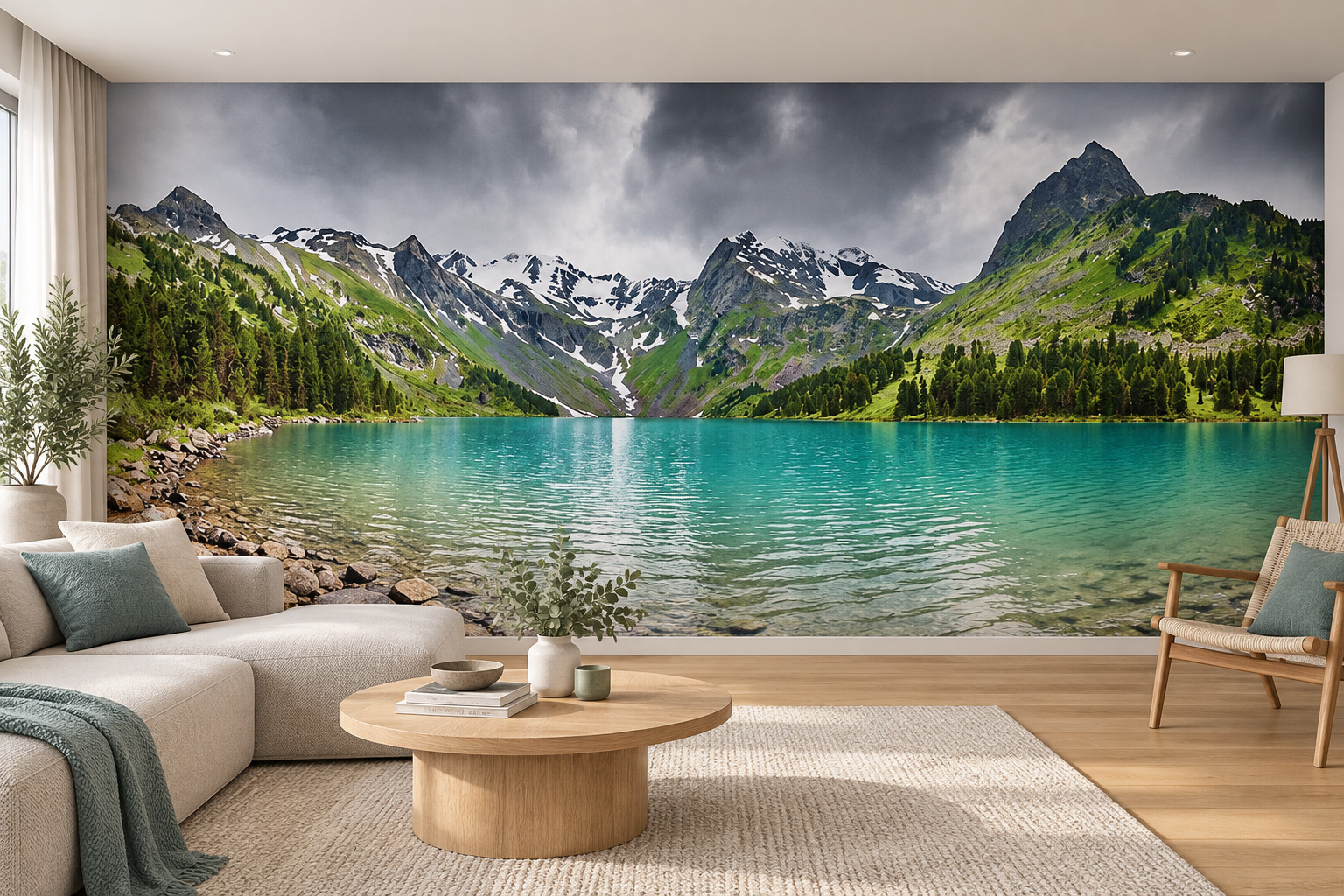 Woonkamer met fotobehang van een blauw meer tussen bergen op de achterwand en een interieur in bijpassende kleuren; ontwerp 20240015.