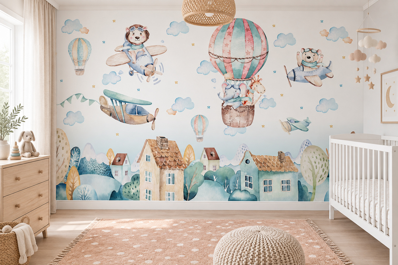 Fotobehang dierenpiloten en luchtballon in een lichte babykamer met een wit ledikant en zachte perziktinten.