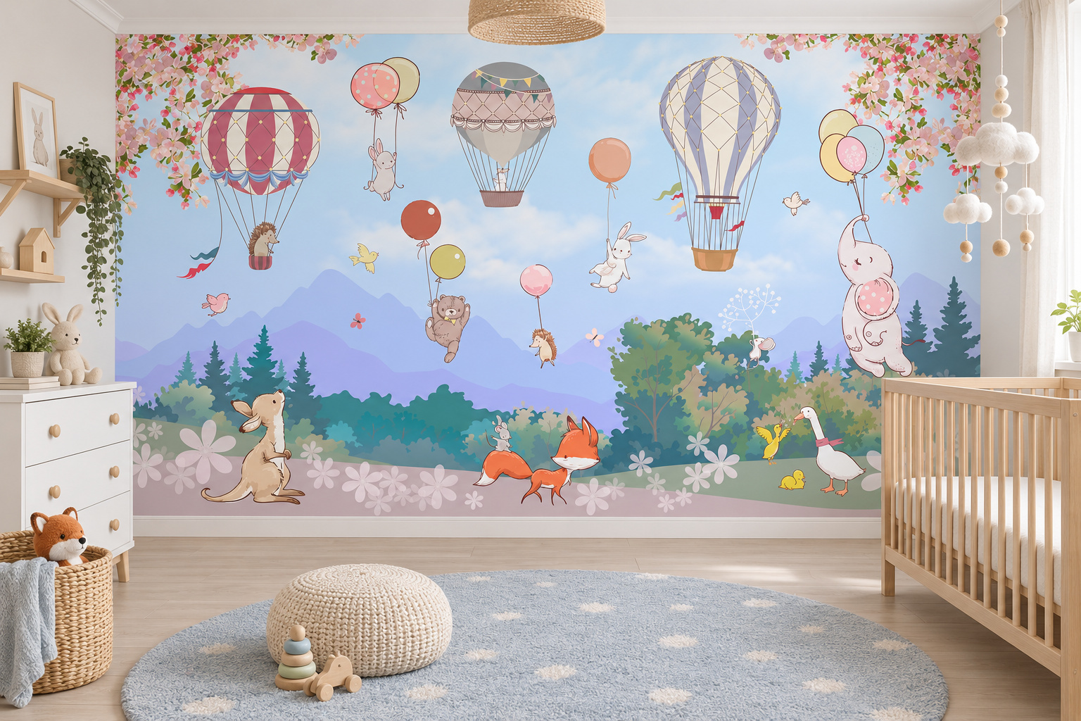 Babykamer met wandvullend fotobehang knuffeldieren met ballonnen, een houten ledikant en een lichtblauw kleed.