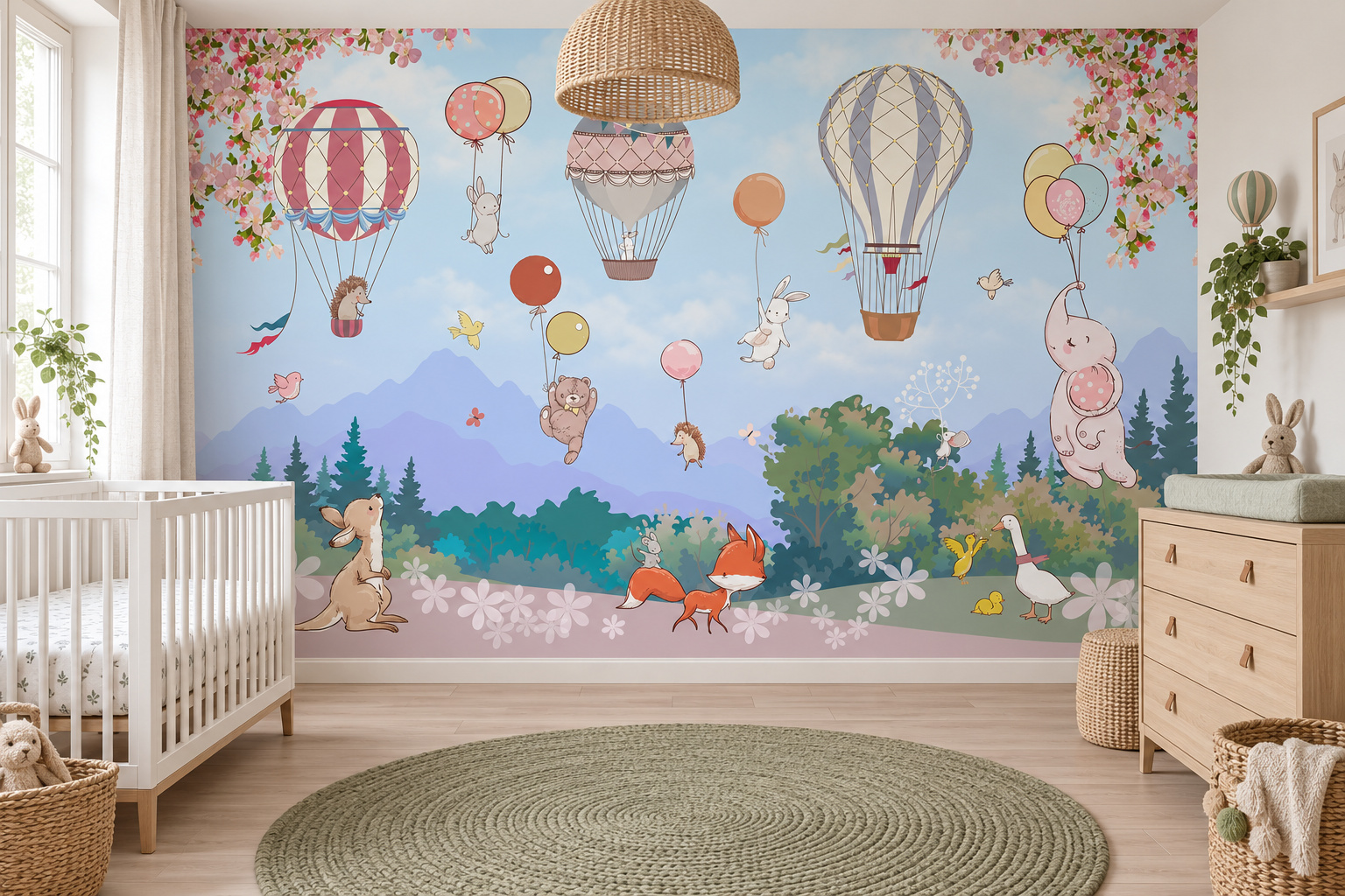 Fotobehang knuffeldieren met ballonnen in een lichte babykamer met een wit ledikant en gevlochten saliegroen kleed.