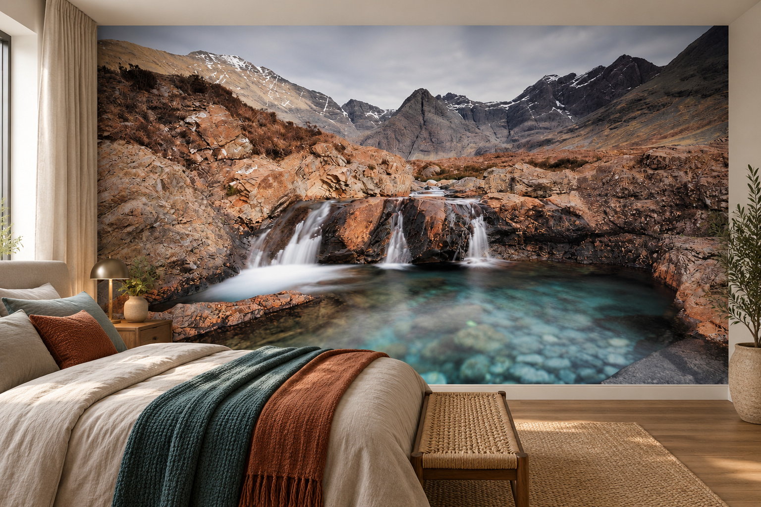 Slaapkamer met fotobehang van een Schots landschap met een waterval op de achterwand en een interieur in bijpassende kleuren; ontwerp 20240064.