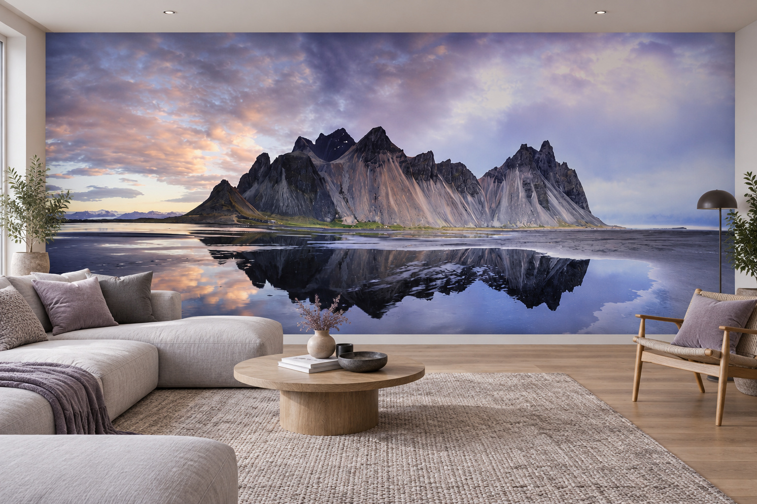 Woonkamer met fotobehang van zandduinen en de Batmanberg in IJsland op de achterwand en een interieur in bijpassende kleuren; ontwerp AS314141146.