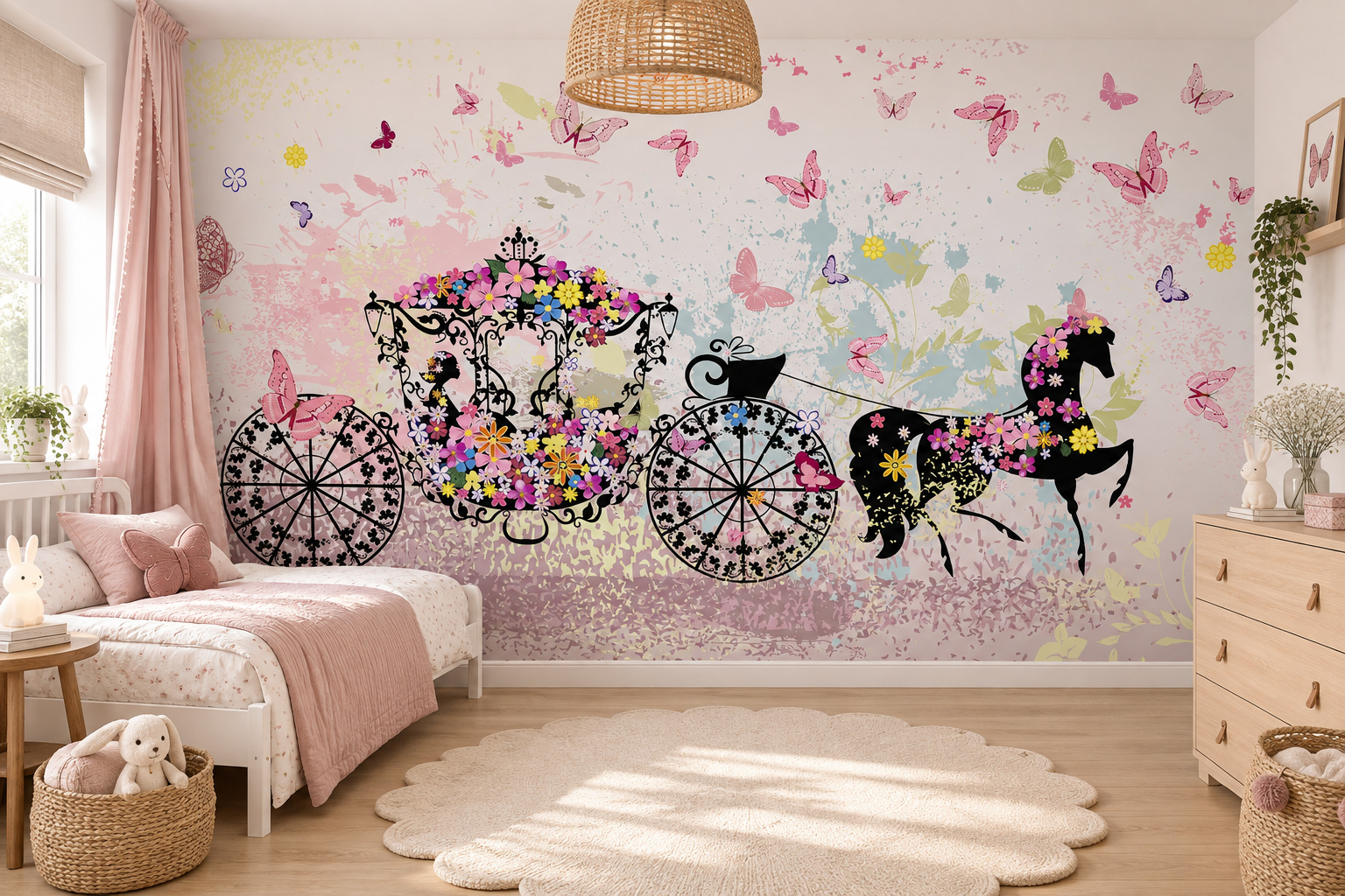 Kinderslaapkamer met wandvullend fotobehang prinsessenkoets met vlinders, een wit bed met oudroze katoen.