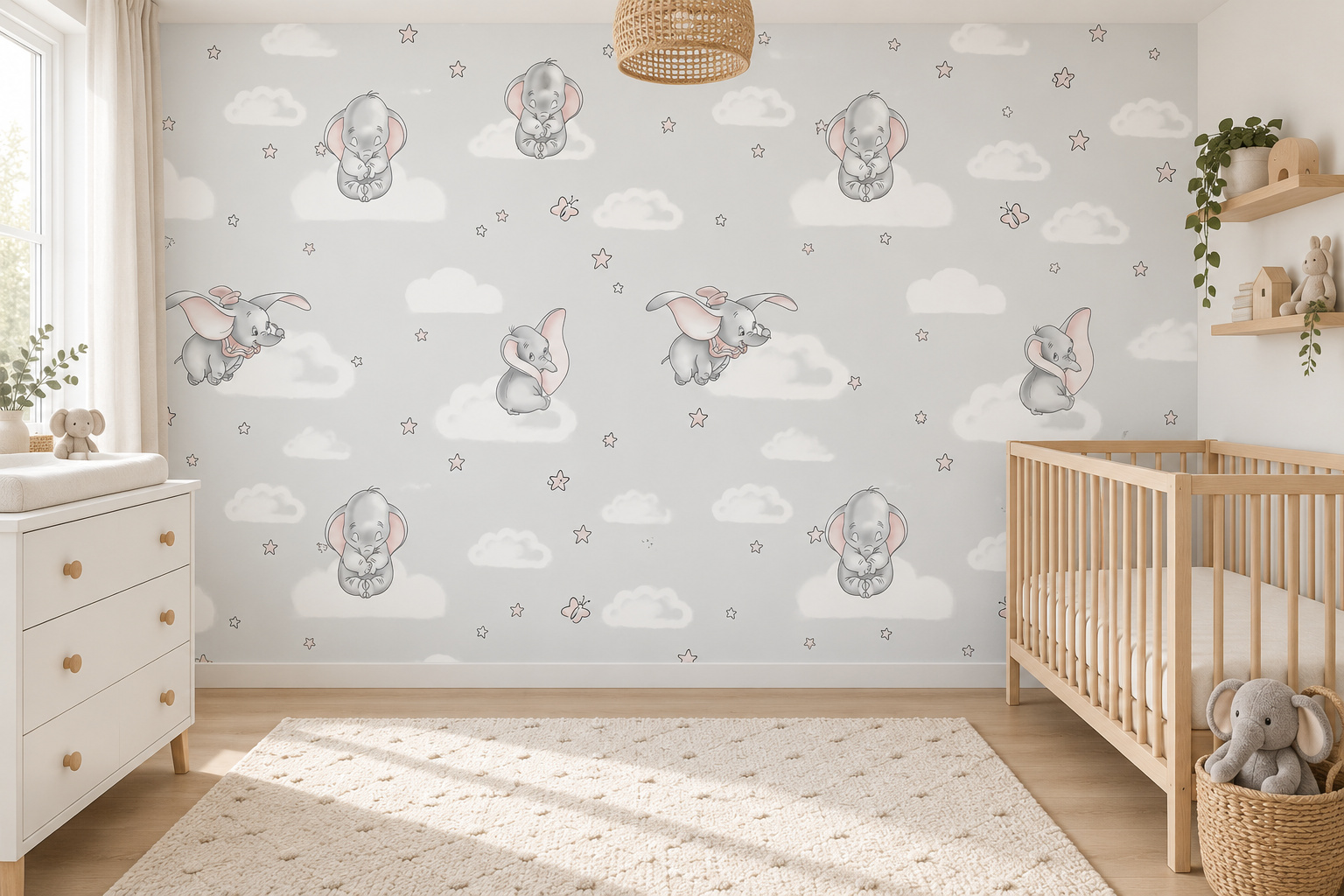 Babykamer met wandvullend fotobehang schattige grijze olifantjes, een houten ledikant en naturel manden.