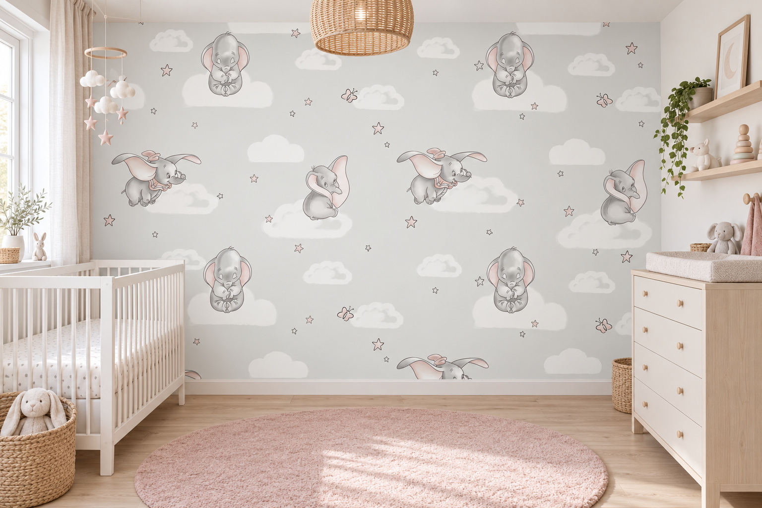 Fotobehang schattige grijze olifantjes in een lichte babykamer met een wit ledikant en zachtroze kleed.