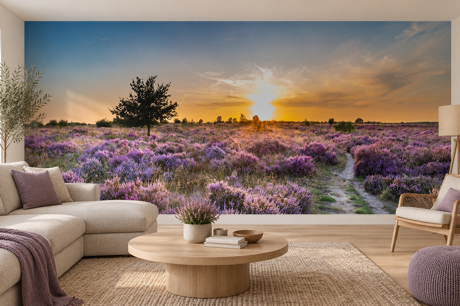 Woonkamer met fotobehang van een heidelandschap op de achterwand en een interieur in bijpassende kleuren; ontwerp AS285768419.