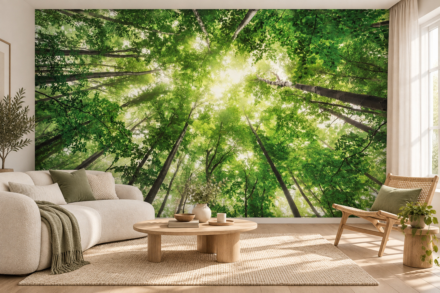 Groene boomkruinen van onderaf gefotografeerd als behang op de woonkamerwand, achter een lichte bank en een ovale houten tafel.