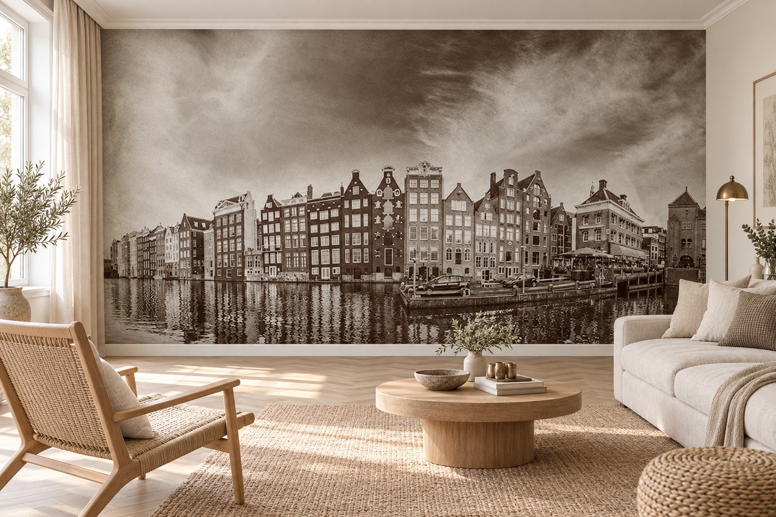 Lichte woonkamer met een eiken visgraatvloer en fotobehang van Amsterdamse grachtenpanden met weerspiegelingen in het water.