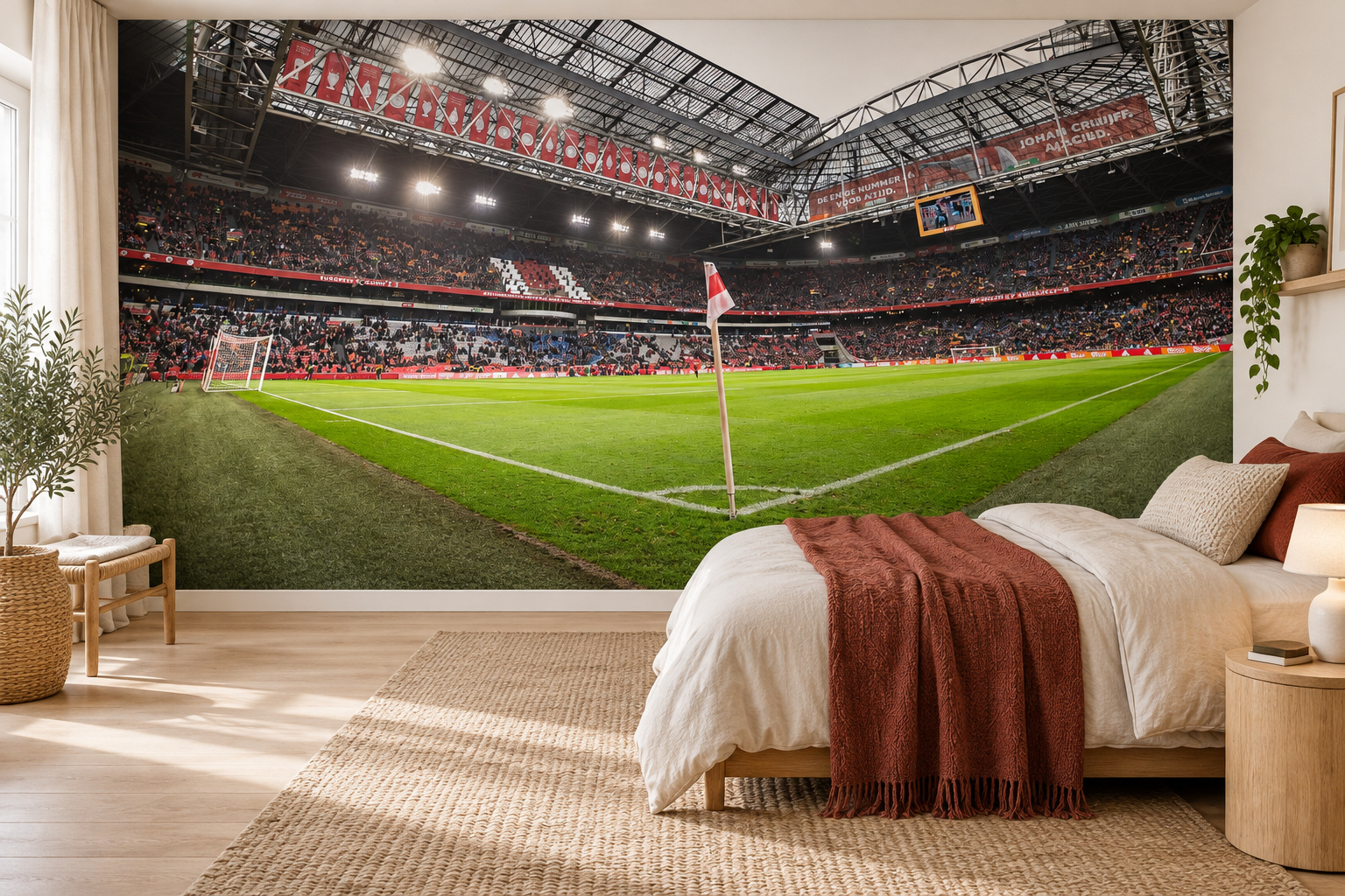 Slaapkamer met stadion en hoekvlag op de achterwand naast een eiken bed met een roodbruine plaid.
