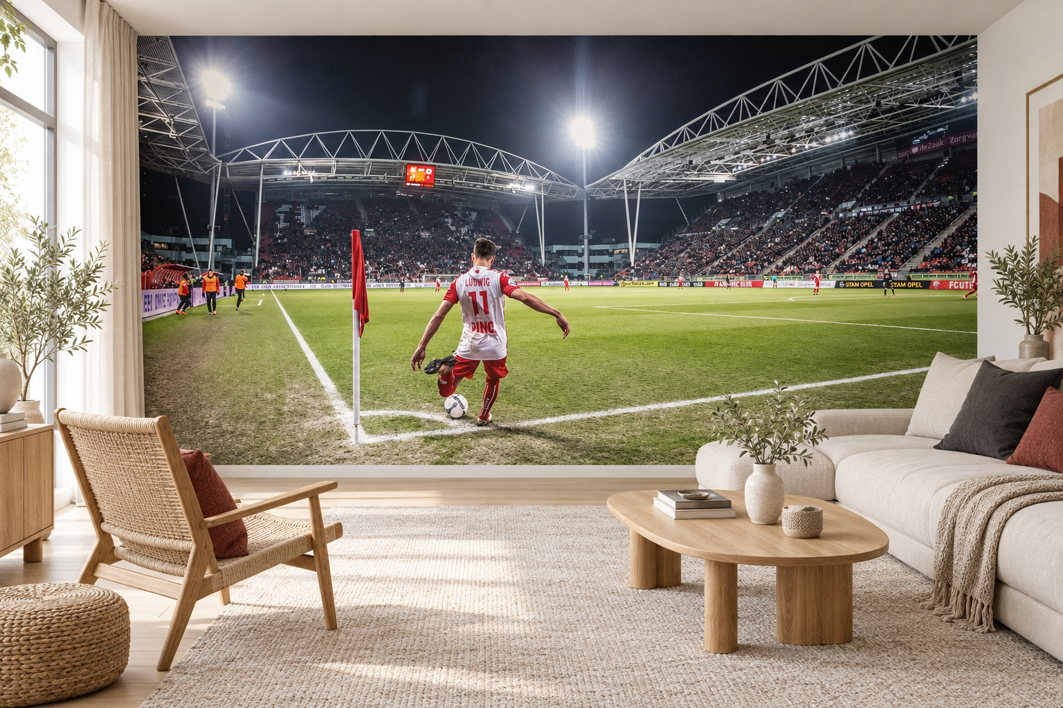 Lichte woonkamer met stadionbehang waarop een speler in rood-wit een hoekschop neemt bij avondlicht.