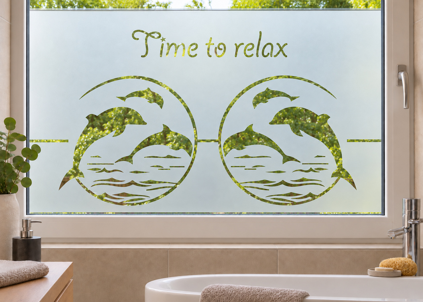 Gesneden matglasfolie Dolfijnen Time to relax op een badkamerraam, met heldere uitsneden.