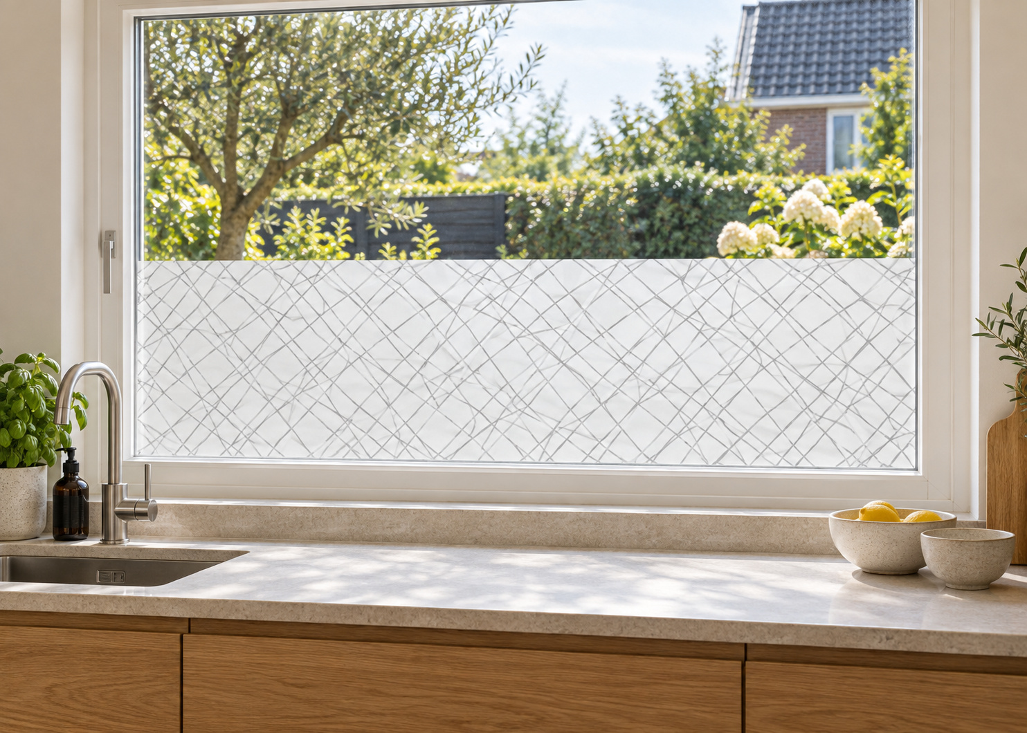 Matglasfolie met een minimalistisch lijnpatroon, horizontaal aangebracht boven het aanrecht in een keukenraam; ontwerp RFH018B.