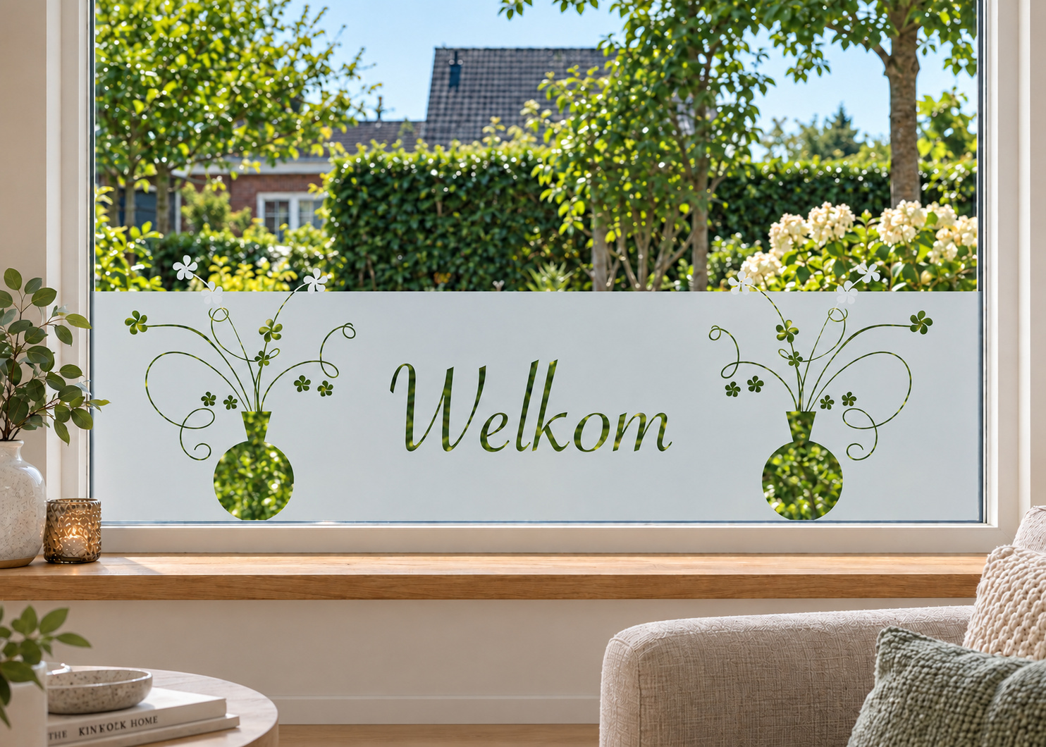 Raamfolie bloemen in vaas (RFH034) als horizontale raamfolie boven de vensterbank in een woonkamerraam, met matte folie en doorkijk naar de tuin.