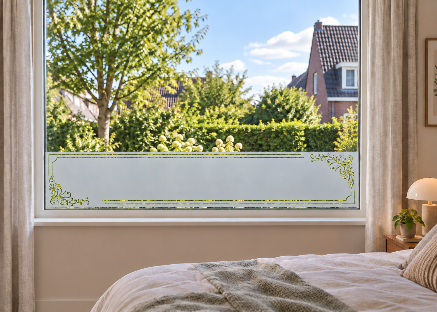 Raamfolie kader klassiek (RFH007) als horizontale raamfolie boven de vensterbank in een slaapkamerraam, met matte folie en doorkijk naar de tuin.