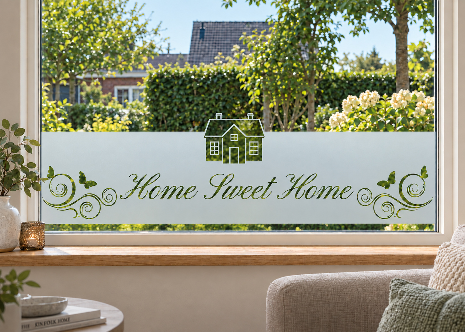 Raamfolie klassiek - Home Sweet Home (RFH018) als horizontale raamfolie boven de vensterbank in een woonkamerraam, met matte folie en doorkijk naar de tuin.