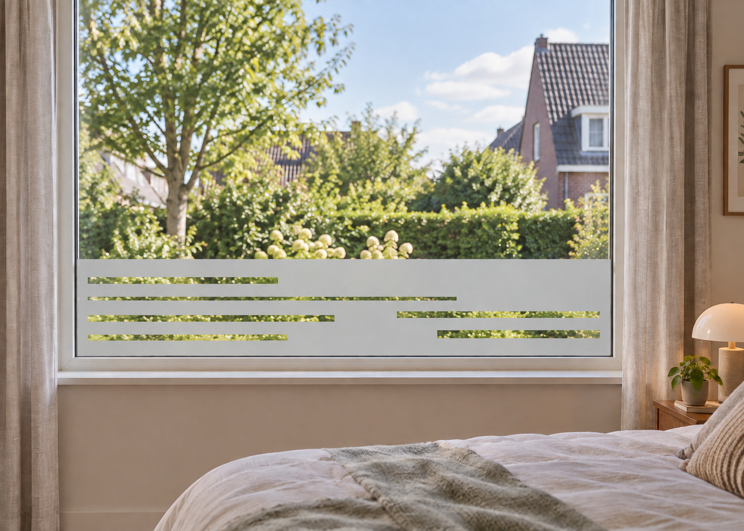 Raamfolie modern - strakke lijnen (RFH001) als horizontale raamfolie boven de vensterbank in een slaapkamerraam, met matte folie en doorkijk naar de tuin.