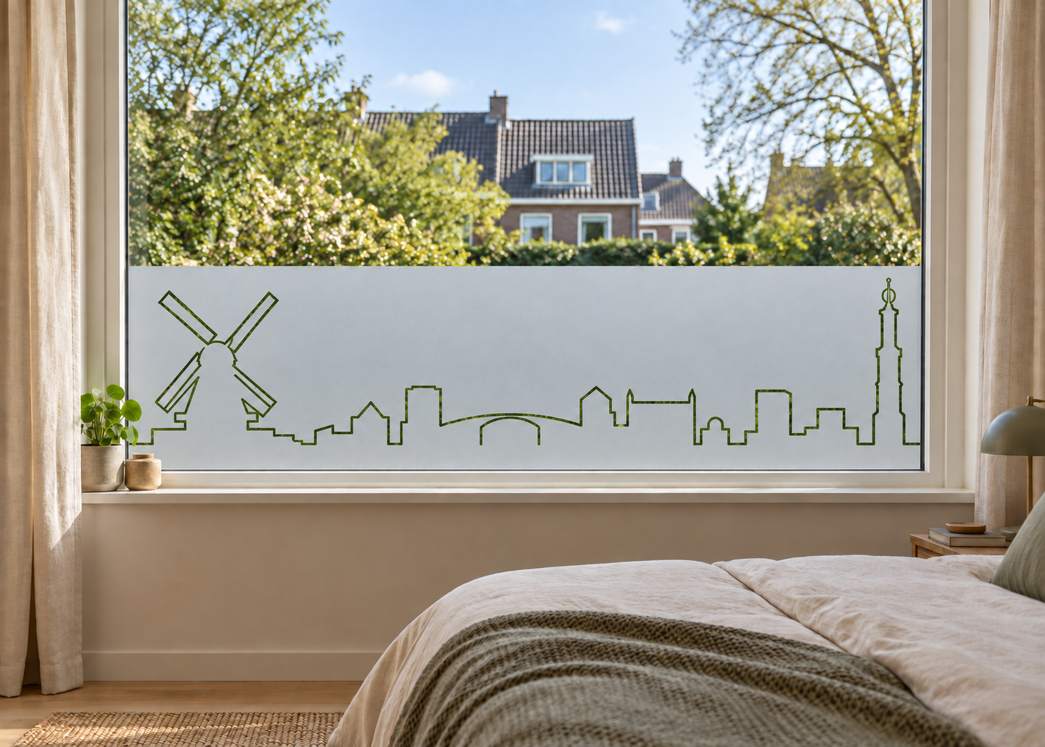 Raamfolie skyline Amsterdam (RFH095) als horizontale raamfolie boven de vensterbank in een slaapkamerraam, met matte folie en doorkijk naar de tuin.