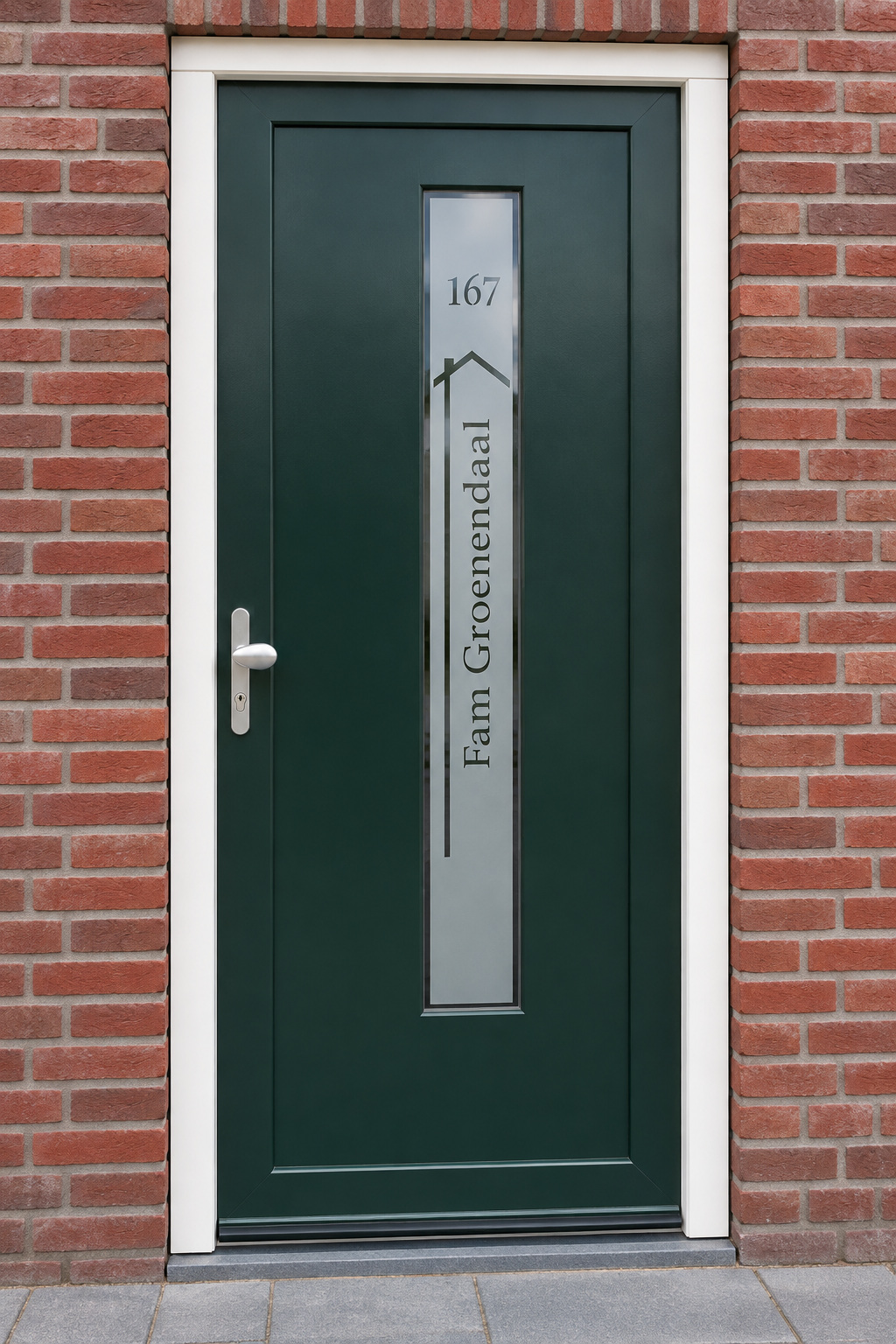 Verticale raamfolie met een huisje en een familienaam in een smalle, verticale glasstrook in de voordeur.