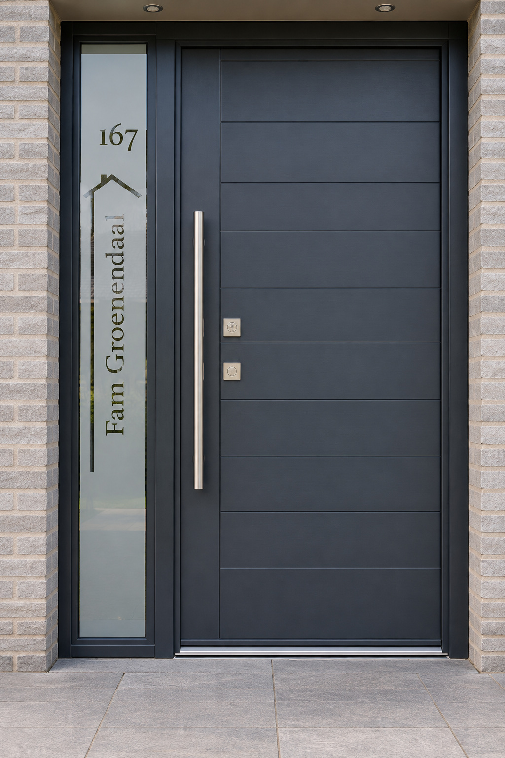 Verticale raamfolie met een huisje en een familienaam in een lang, smal zijraam naast de voordeur.