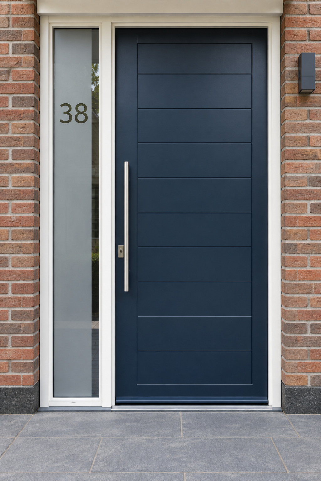 Verticale raamfolie met een huisnummer bovenaan in een lang, smal zijraam naast de voordeur.