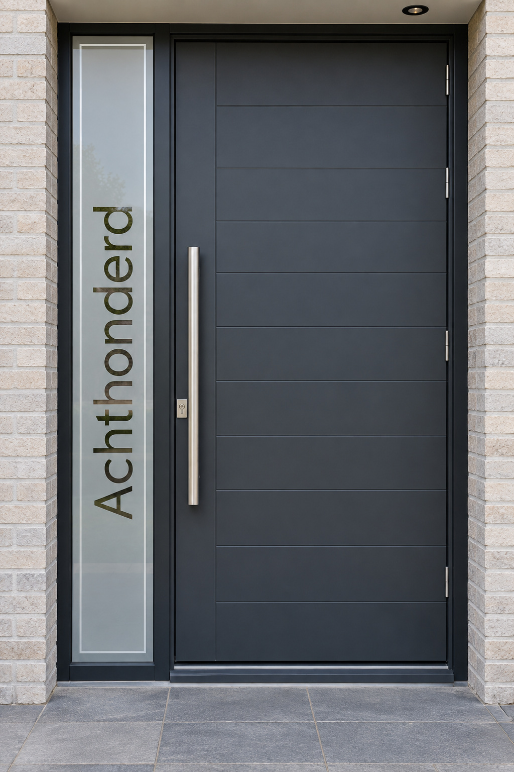 Verticale raamfolie met een kader en een uitgeschreven huisnummer in een lang, smal zijraam naast de voordeur.