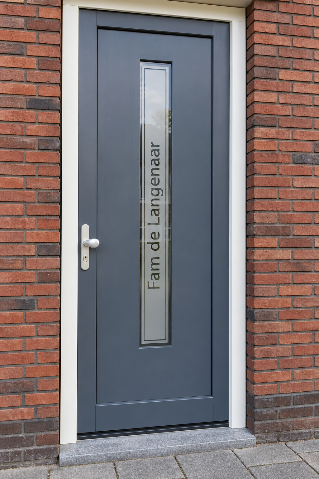 Verticale raamfolie met kaders en een naam in een smalle, verticale glasstrook in de voordeur.