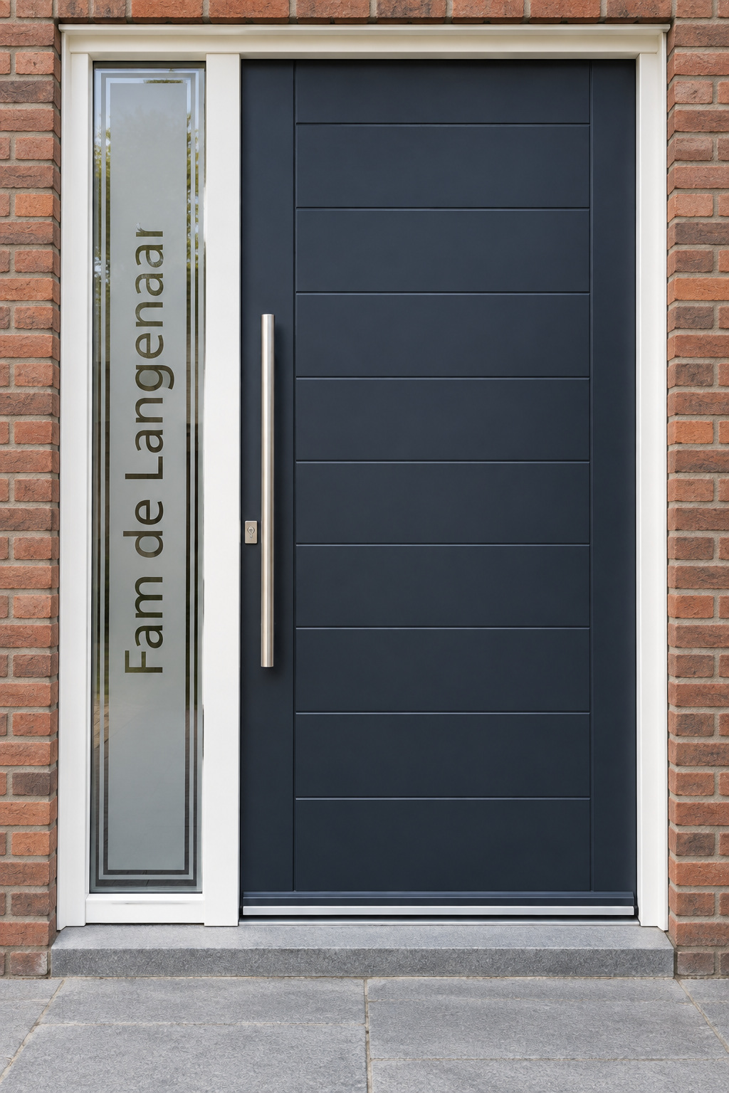 Verticale raamfolie met kaders en een naam in een lang, smal zijraam naast de voordeur.
