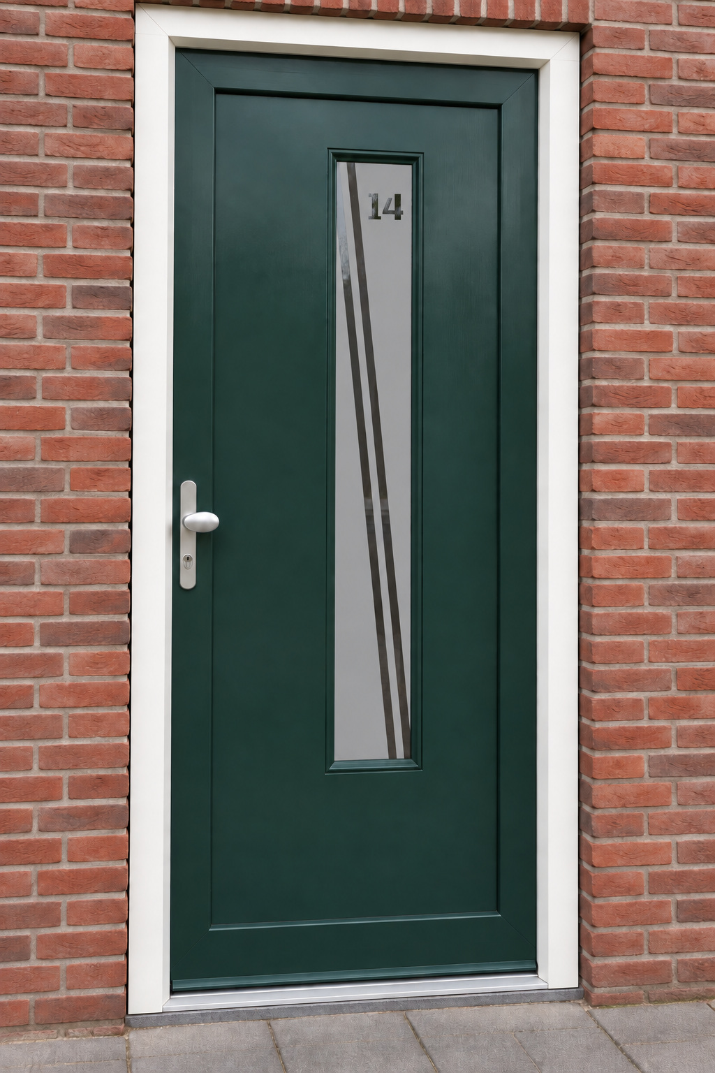 Verticale raamfolie met twee schuine strepen en een huisnummer in een smalle, verticale glasstrook in de voordeur.
