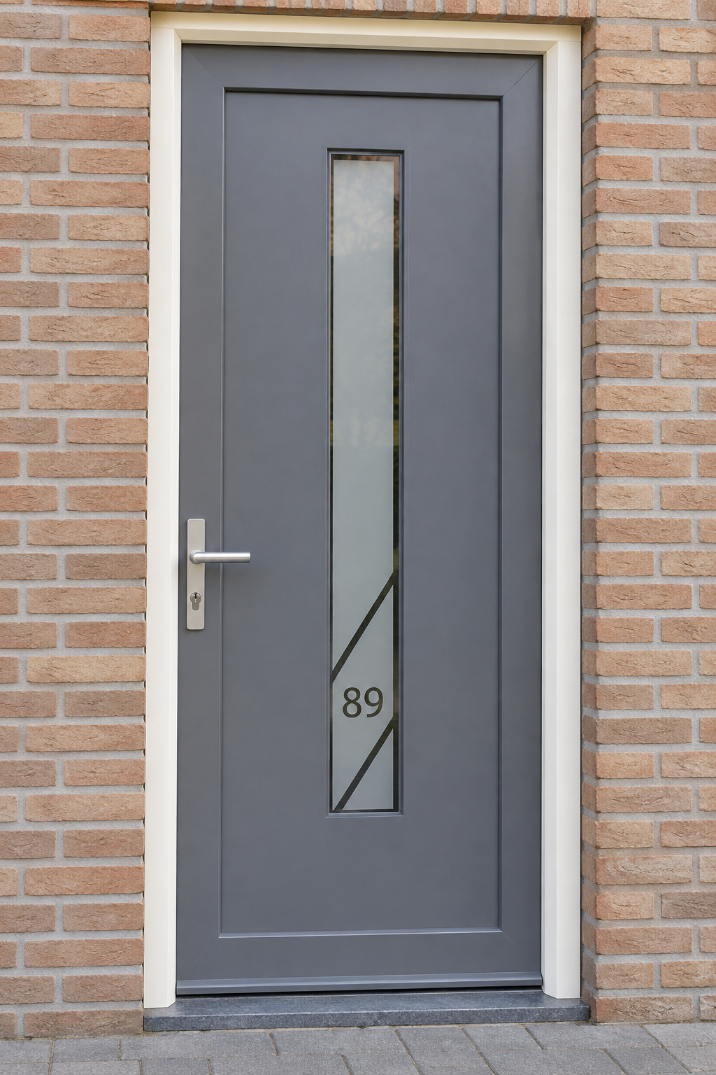 Verticale raamfolie met schuine lijnen in een smalle, verticale glasstrook in de voordeur.